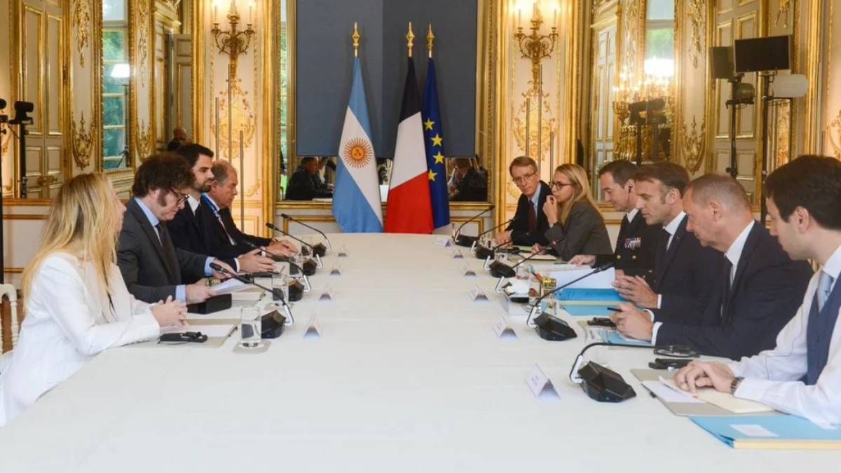 Los mandatarios se reunieron durante más de una hora en el Palacio del Eliseo e intercambiaron respecto a la agenda económica, el potencial acuerdo entre la Unión Europea y el Mercosur, la realidad en Ucrania y en Venezuela y la interna libertaria.