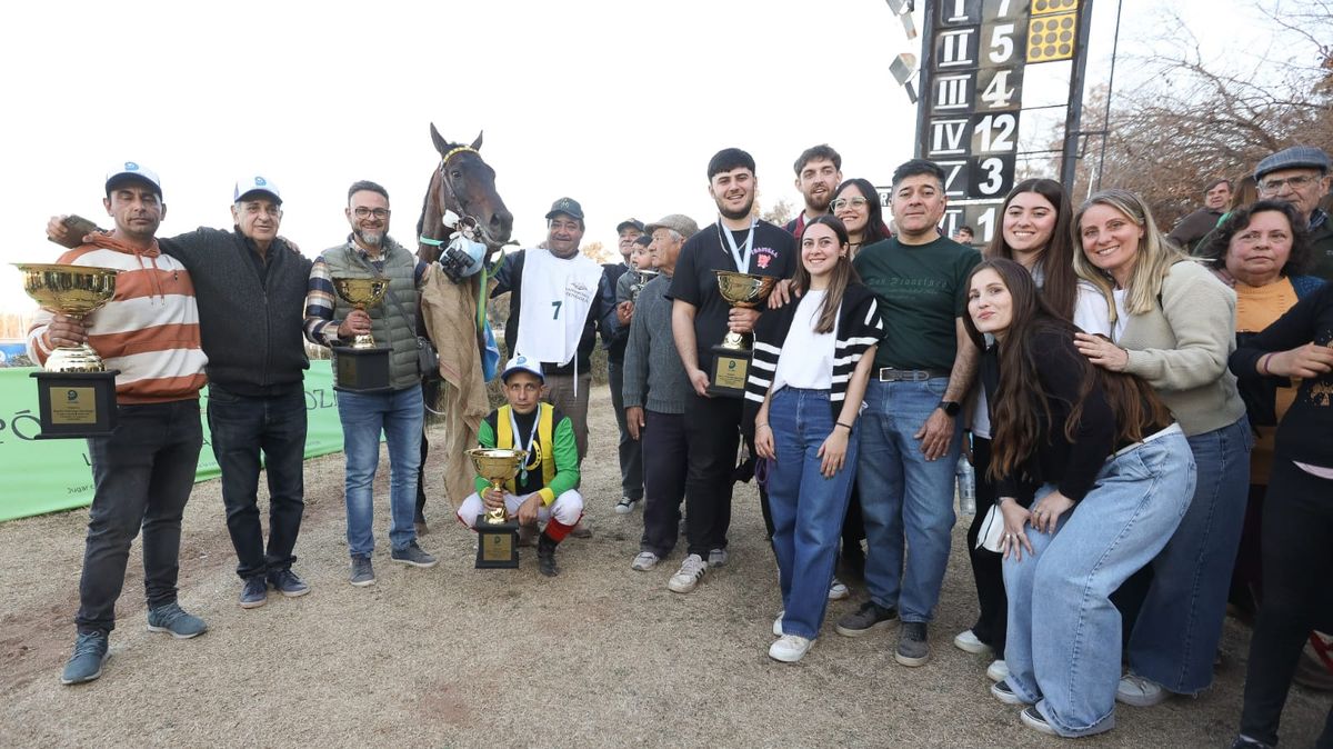 El clan de la caballeriza Don Cristobal festejando tras la entrega de los premios del Clásico Santo Patrono Santiago. El clan de la caballeriza Don Cristobal festejando tras la entrega de los premios del Clásico Santo Patrono Santiago.