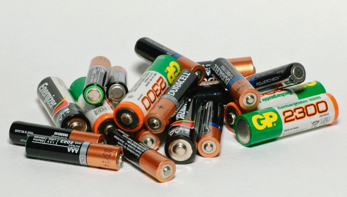 Quien tiene pilas AA en su casa, tiene un tesoro: por qué, para qué sirve y cómo reutilizarlas