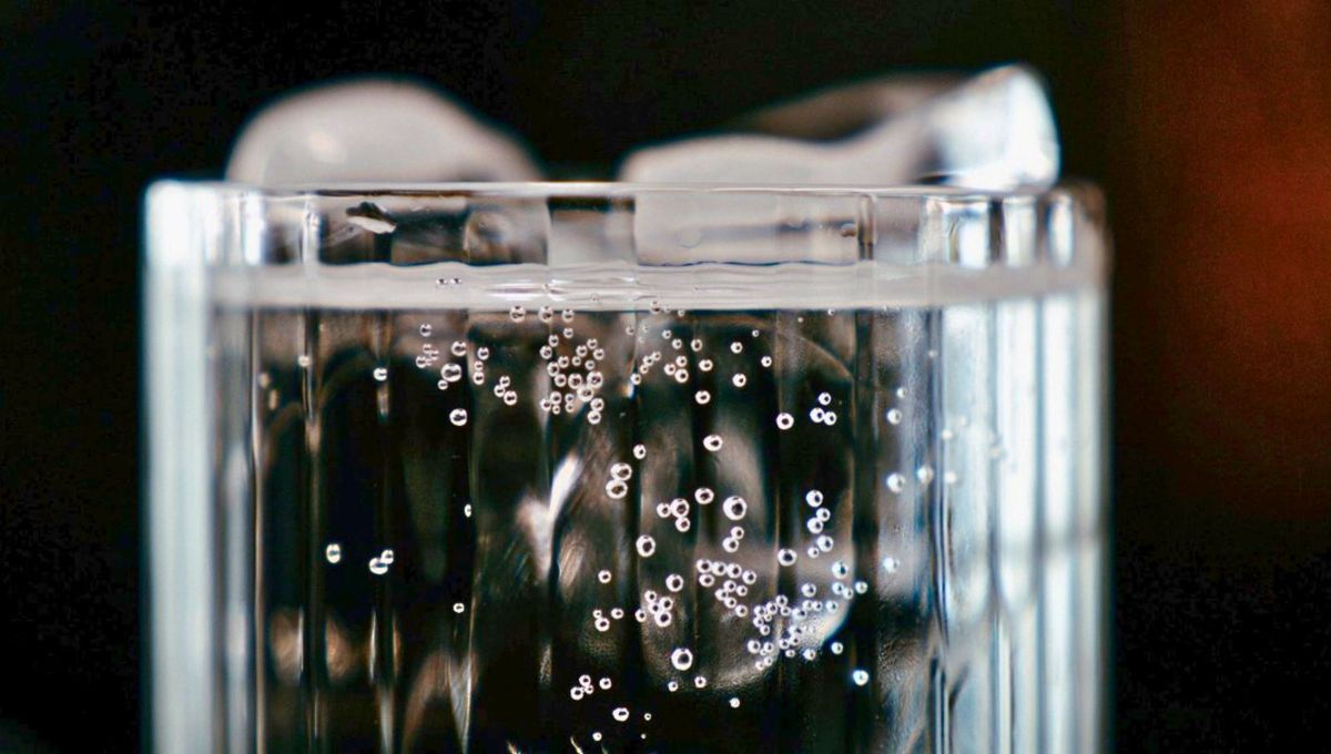 Si le salen burbujas a la botella o al vaso de agua te contamos qué significa y por qué puede ser malo