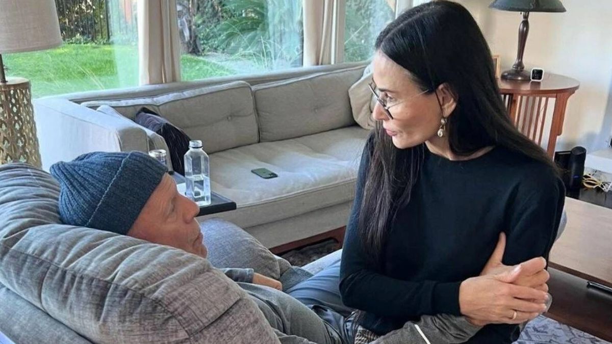 El actor Bruce Willis junto a su exmujer, Demi Moore, quien lo acompaña y ayuda a transitar sus días lo mejor posible El actor Bruce Willis junto a su exmujer, Demi Moore, quien lo acompaña y ayuda a transitar sus días lo mejor posible