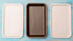 Si tienes una bandeja de Telgopor vacía tienes un tesoro navideño: crea un árbol de navidad Si tienes una bandeja de Telgopor vacía tienes un tesoro navideño: crea un árbol de navidad