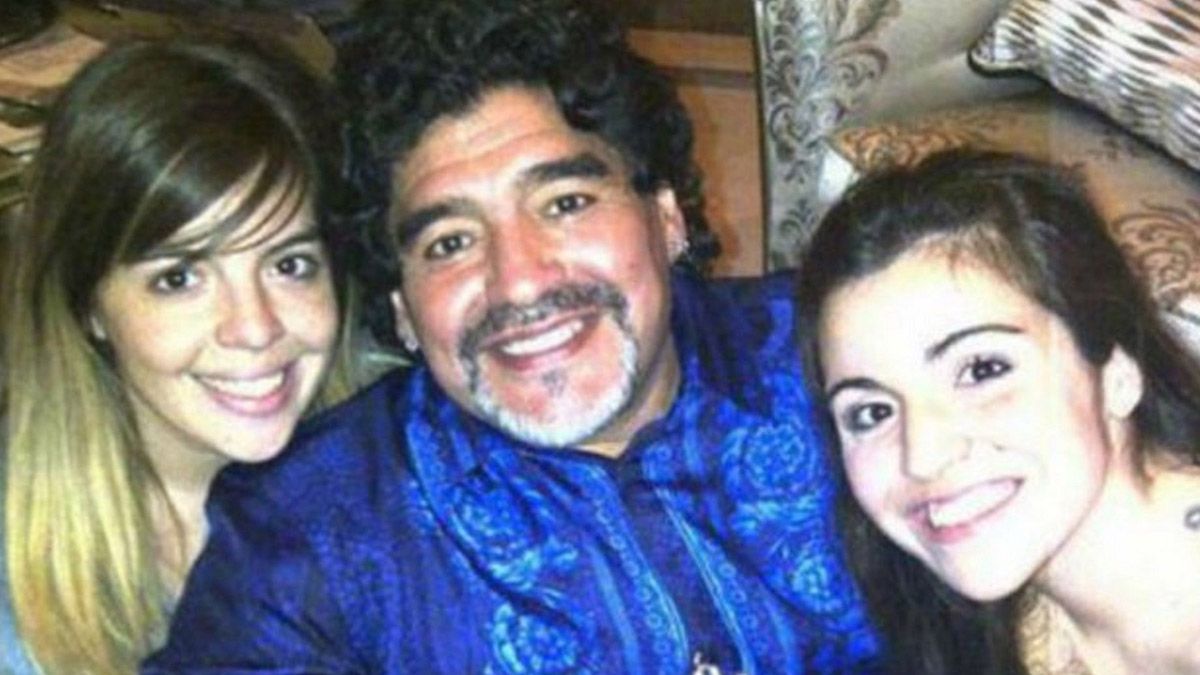 Diego Maradona junto a Dalma y Gianinna, en tiempos que se reunían. Las hijas del Diez tienen ahora nuevo abogado: Fernando Burlando
