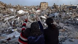 Dos niños palestinos observan los destrozos causados en el campo de refugiados de Yabalia, en el norte de Gaza (Archivo).&nbsp;