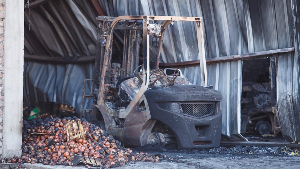 Los autoelevadores quedaron destruidos en el incendio ocurrido en la Feria de Guaymallén el sábado. Los autoelevadores quedaron destruidos en el incendio ocurrido en la Feria de Guaymallén el sábado.