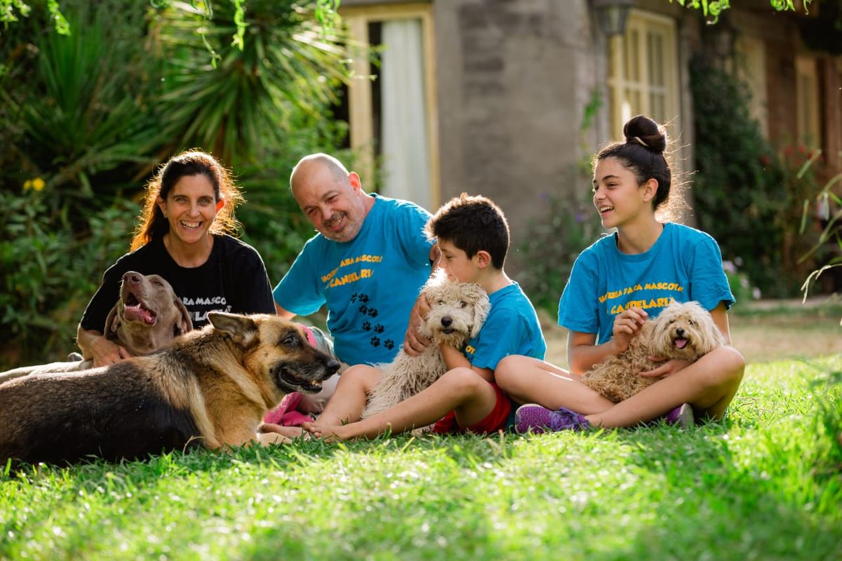 Montserrat Guinot es veterinaria y hace 20 años que cuida perros. Tiene 24 plazas en su hostería en San Rafael que abarca unas 10 hectáreas. Montserrat Guinot es veterinaria y hace 20 años que cuida perros. Tiene 24 plazas en su hostería en San Rafael que abarca unas 10 hectáreas.