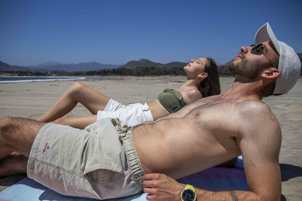 Descansar bajo una agradable temperatura que no sopera los 20ºC es una de las experiencias que más prefieren los visitantes que llegan a las playas de la región de Coquimbo, donde además está la opción de realizar deportes náuticos y avistamientos de flora y fauna.