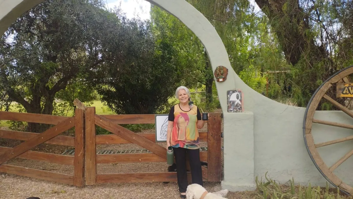 Cristina asegura que tener memoria es defender la identidad. Junto a otros jubilados recordaron la fecha con un lienzo bordado.