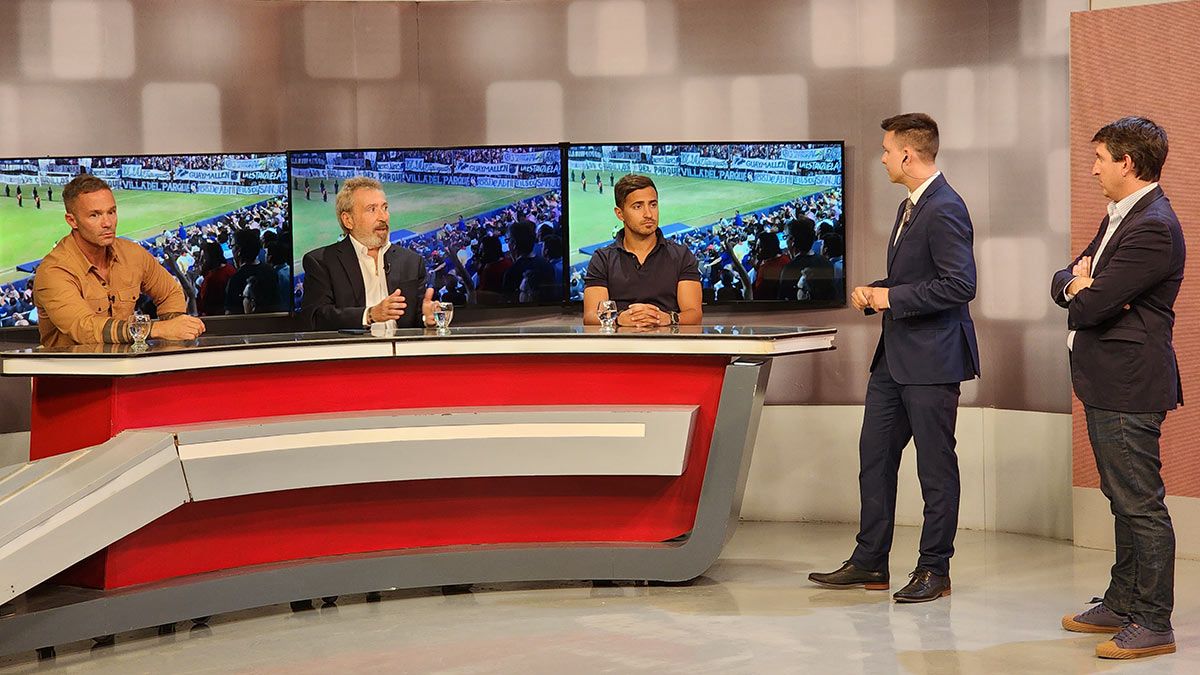 Pablo Álvarez, Daniel Vila y Mauricio Gutiérrez Vila, en los estudios de Canal 7 junto a los periodistas Julián Imazio y Sergio Robles.