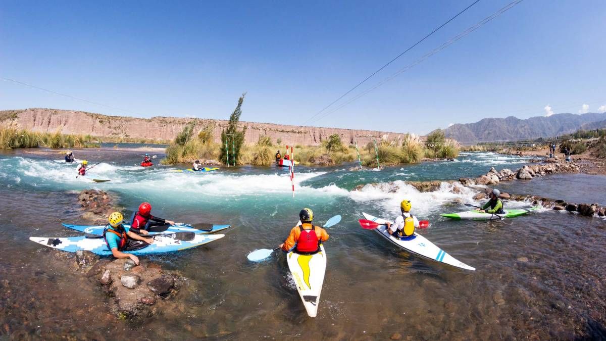 Mendoza ofrece, además de vino y gastronomía, ofertas náuticas para practicas en vacaciones de verano. El Gobierno busca reactivar el turismo internacional. Mendoza ofrece, además de vino y gastronomía, ofertas náuticas para practicas en vacaciones de verano. El Gobierno busca reactivar el turismo internacional.