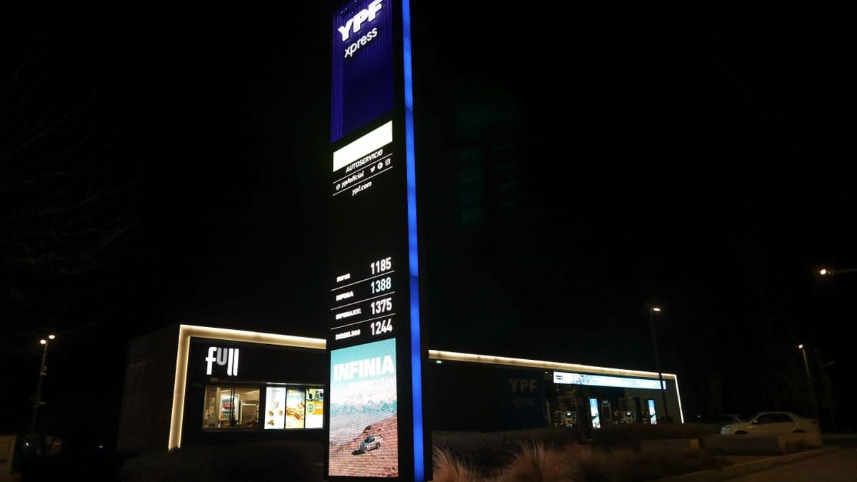 La madrugada helada no detuvo a los clientes que pararon a cargar nafta en una de las cinco estaciones de YPF en las que obtendrán descuentos. La madrugada helada no detuvo a los clientes que pararon a cargar nafta en una de las cinco estaciones de YPF en las que obtendrán descuentos.