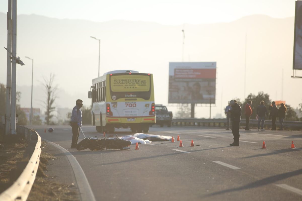 Las víctimas que circulaban en moto son madre e hija.