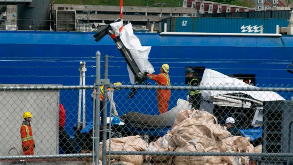 Un buque trasladó a un puerto de Canadá los restos de sumergible Titán que implosionó 