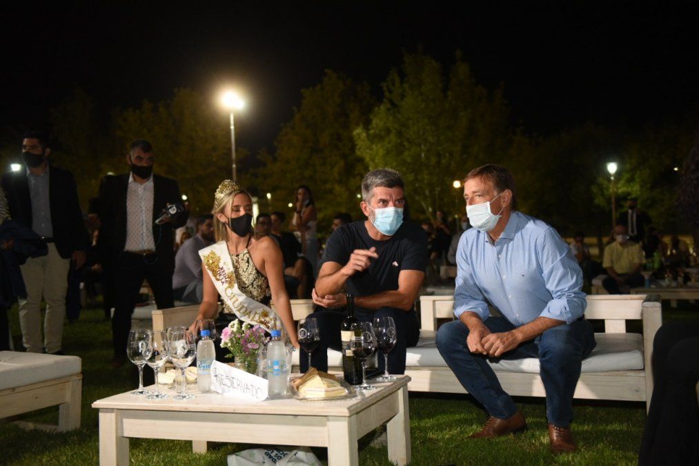 La reina de Ciudad, el intendente Ulpiano Suarez y el gobernador Rodolfo Suarez en la Nave Cultural.