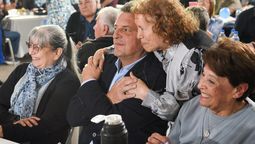 El candidato a presidente de Unión por la Patria, Sergio Massa, junto a jubilados en Buenos Aires.