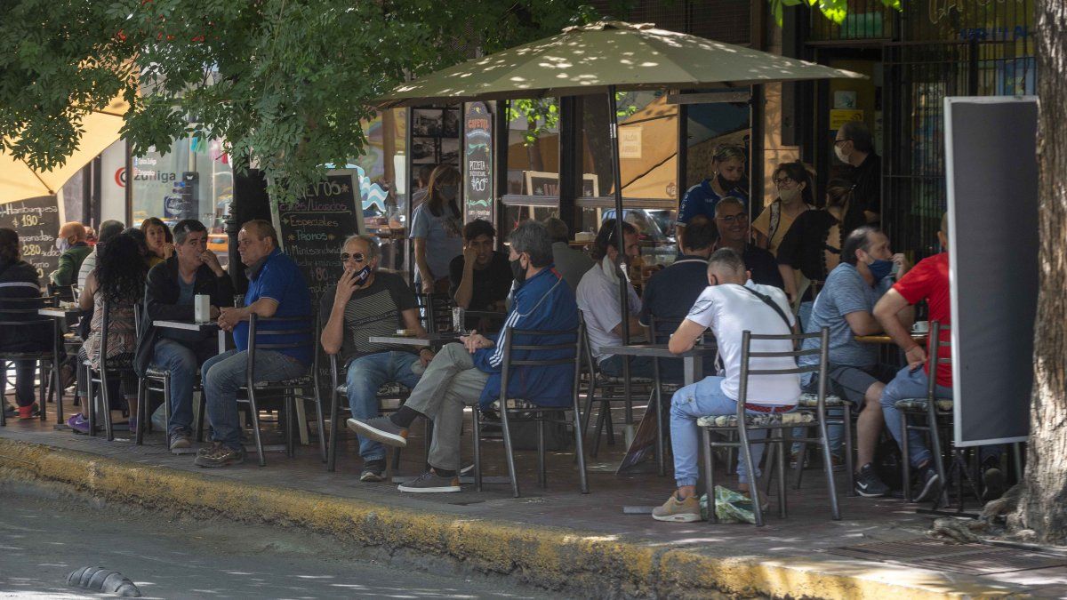 Coronavirus en Mendoza: los casos vienen bajando pero desde el Gobierno insisten con los cuidados de higiene y las normas de distanciamiento.