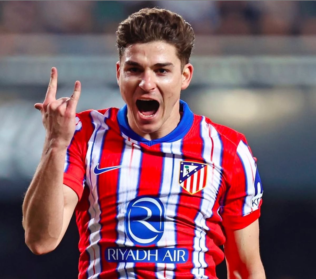 Julián Álvarez despertó la reacción de Diego Simeone tras su gran gol en el Bernabéu. Julián Álvarez despertó la reacción de Diego Simeone tras su gran gol en el Bernabéu.