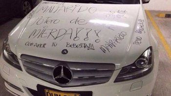 Una mujer le escrachó el auto de lujo a su novio tras una infidelidad