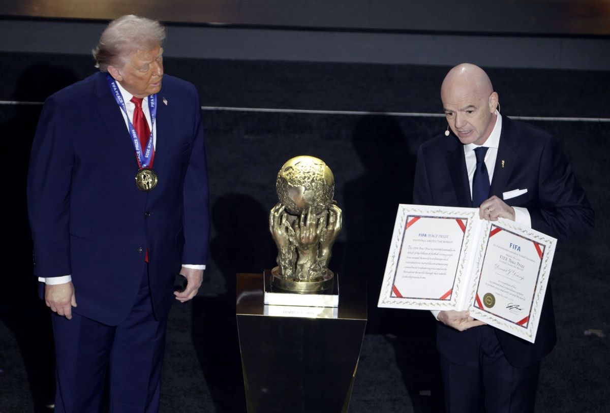 El inédito galardón que FIFA le entregó a Donald Trump