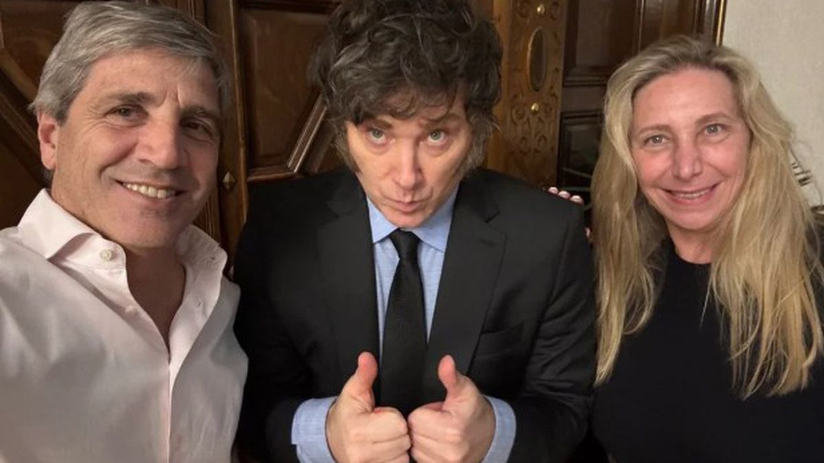 Javier Milei junto a dos de sus principales colaboradores: Luis Caputo y Karina Milei.
