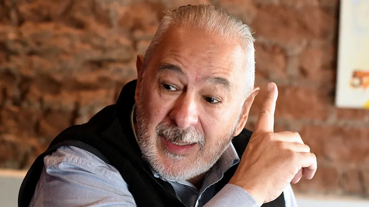 Alejandro Morillas, el intendente de San Carlos, propone que hayan 7 y no 10 concejales en su comuna, y que cada uno provenga de cada uno de los 7 distritos que tiene su departamento. Alejandro Morillas, el intendente de San Carlos, propone que hayan 7 y no 10 concejales en su comuna, y que cada uno provenga de cada uno de los 7 distritos que tiene su departamento.