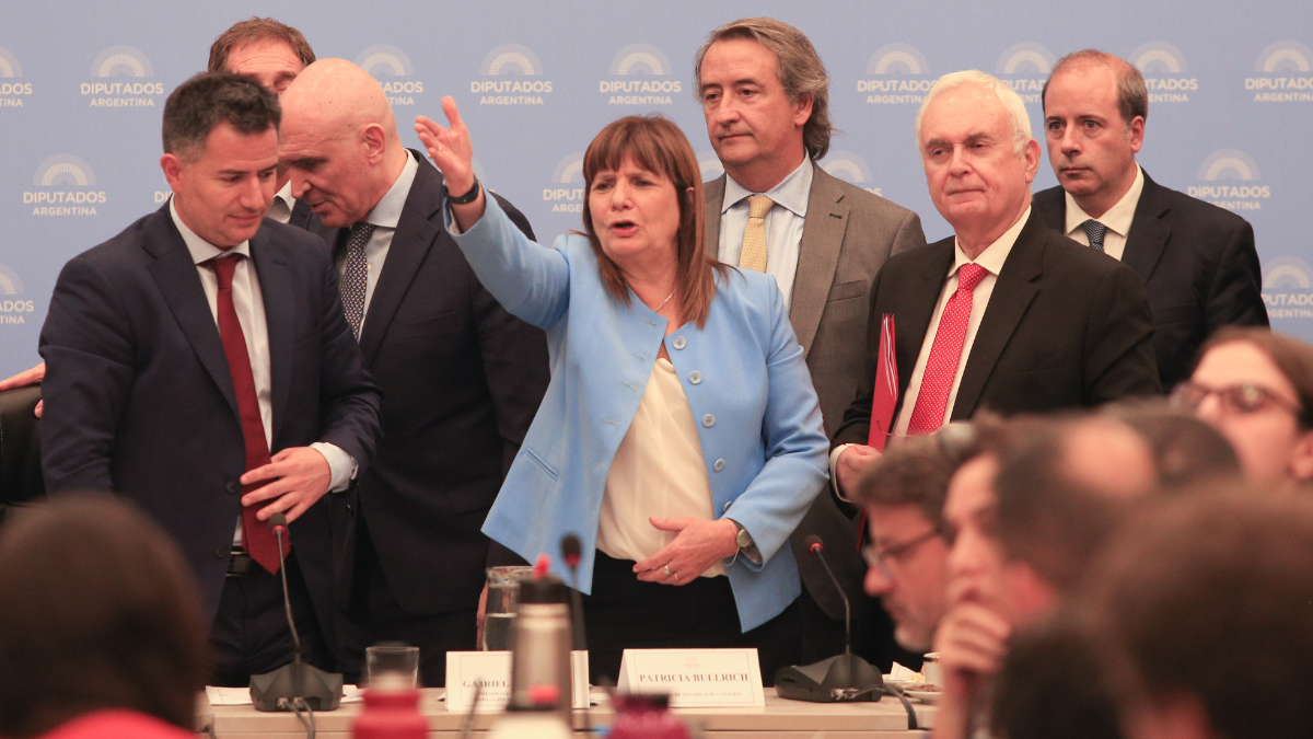 Bullrich reafirmó la autoridad de las fuerzas de seguridad en las manifestaciones sociales. Bullrich reafirmó la autoridad de las fuerzas de seguridad en las manifestaciones sociales.