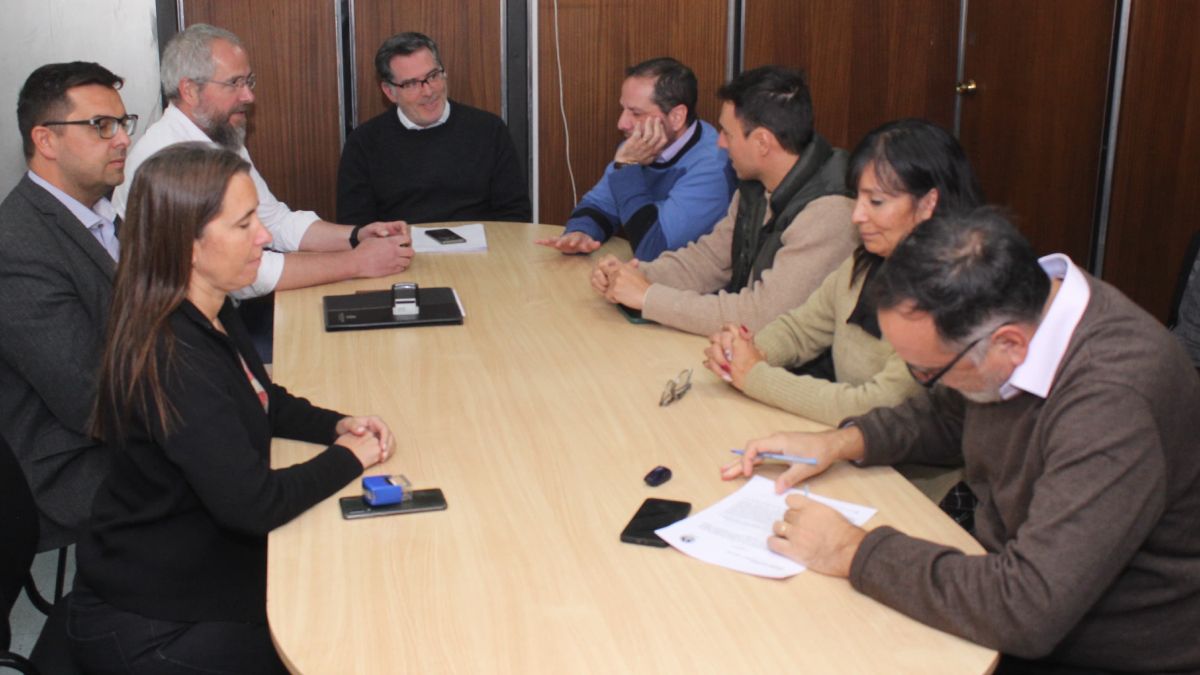 Los representantes del gremio del Tribunal de Cuentas en la reunión de paritarias de este jueves.