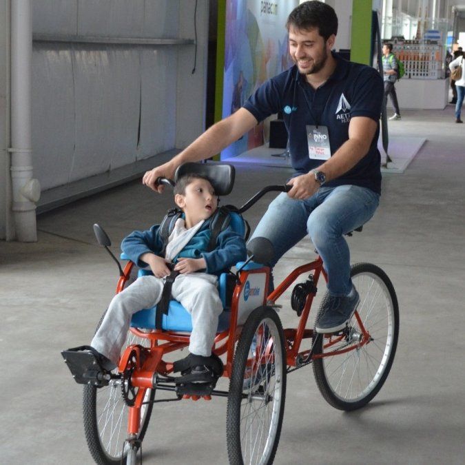Diseñaron una bicicleta para transportar y rehabilitar a personas con discapacidades