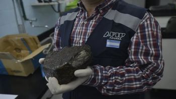 Detuvieron a un hombre por intentar traficar ¡un meteorito!