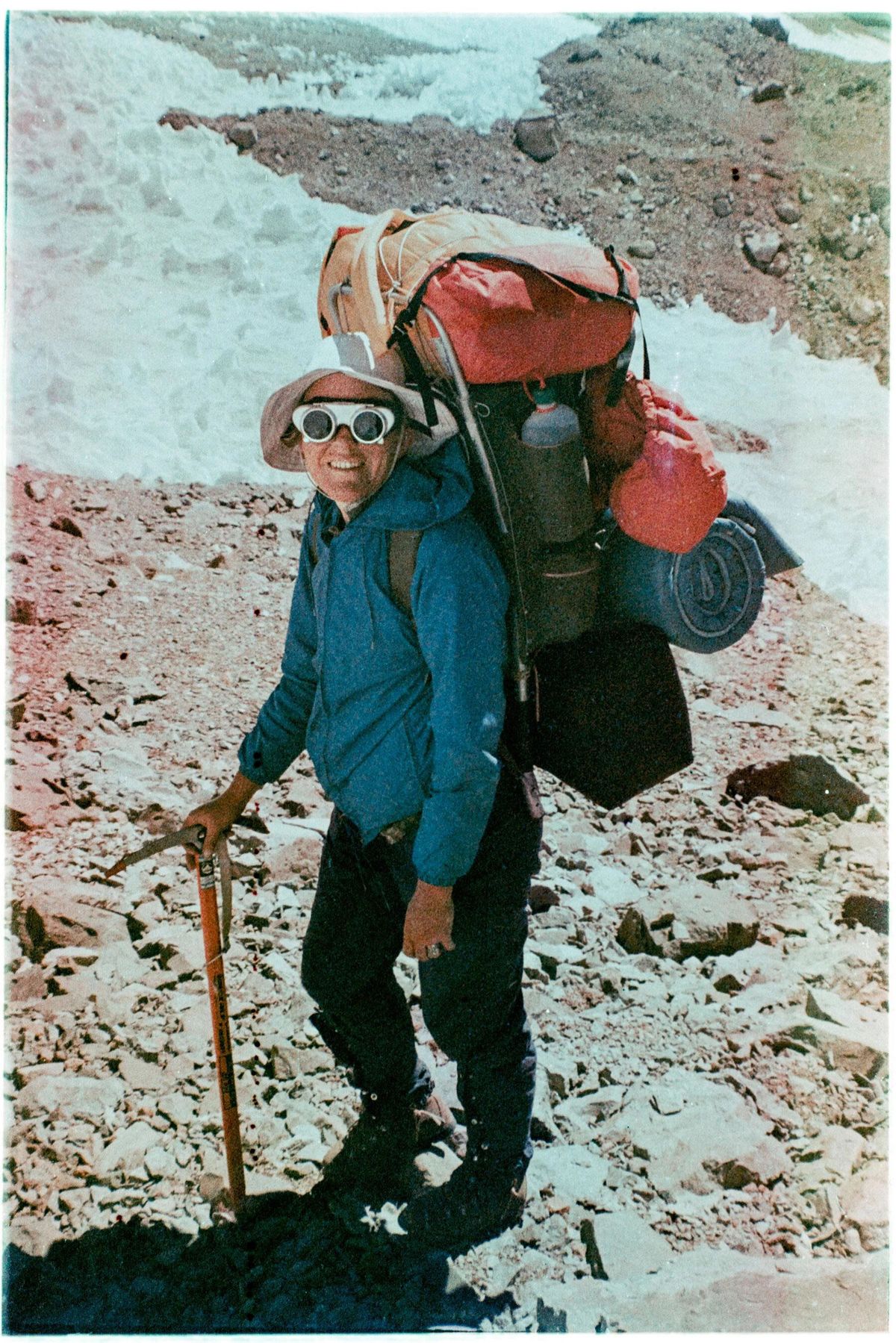 Janet Johnson fue fotografiada con su cámara por uno de sus compañeros de expedición en el Aconcagua en 1973. Foto: Gentileza Pablo Betancourt Janet Johnson fue fotografiada con su cámara por uno de sus compañeros de expedición en el Aconcagua en 1973. Foto: Gentileza Pablo Betancourt