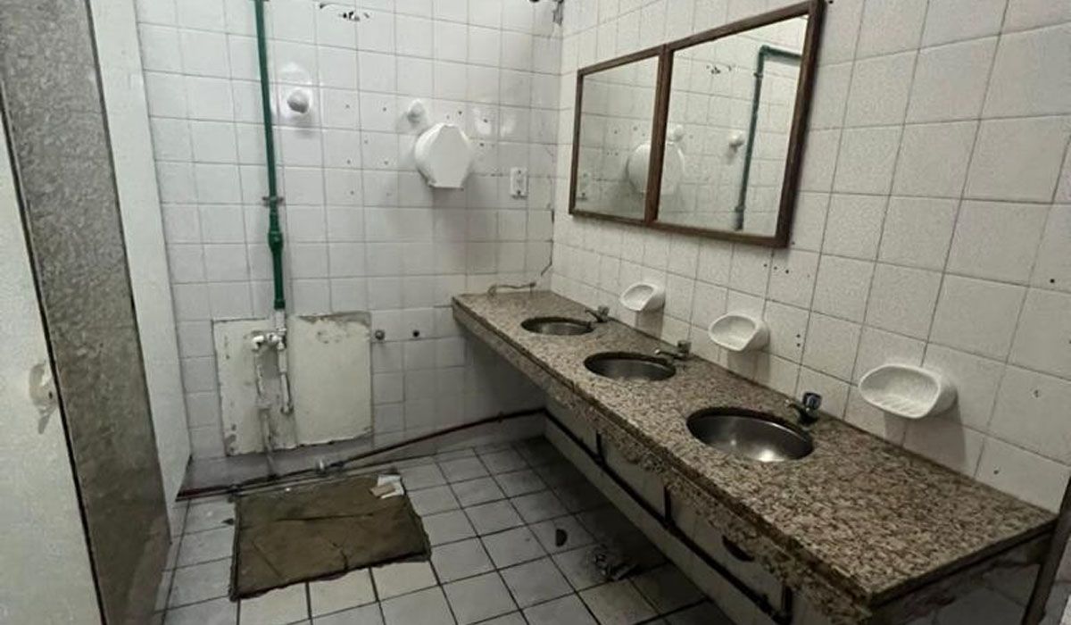 Baños de Horcones esta semana. Obviamos la foto de los inodoros para proteger su sensibilidad, estimado lector. Baños de Horcones esta semana. Obviamos la foto de los inodoros para proteger su sensibilidad, estimado lector.