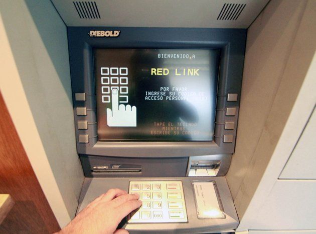 Pese a una norma que lo pide, no hay cajeros para ciegos en bancos locales