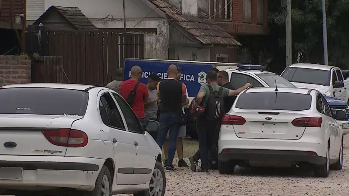 Un hombre de 53 años fue encontrado asesinado en su casa, tendido en el piso, desnudo, maniatado y amordazado. Un hombre de 53 años fue encontrado asesinado en su casa, tendido en el piso, desnudo, maniatado y amordazado.
