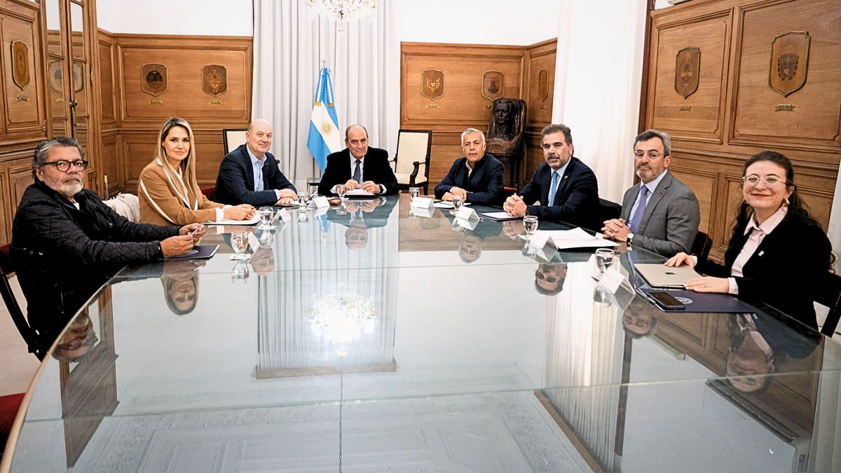 El gobernador Alfredo Cornejo acudió hoy al Consejo de Mayo en representación de sus pares, en medio de un reclamo de un mejor reparto del impueso a los combustibles.