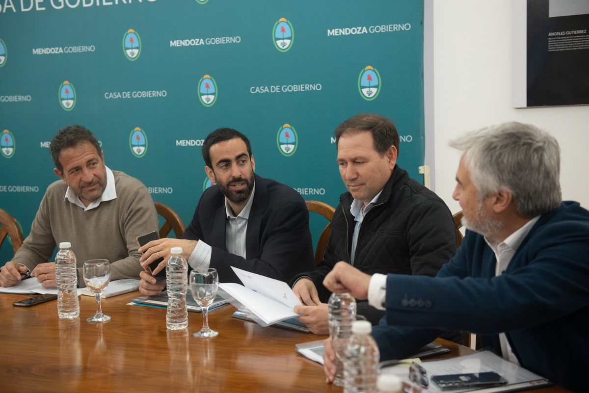 Righi, durante la presentación del plan hídrico que elaboró el Gobierno. Fayad e Isgro lo miran atentamente.