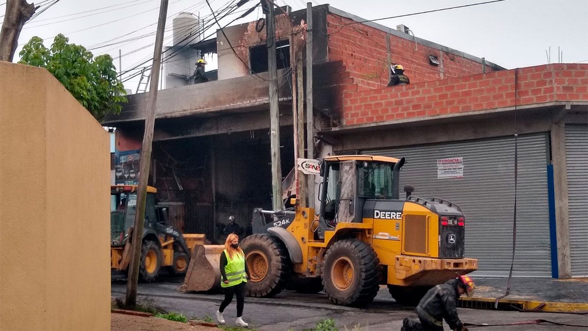 Una gomería se prendió fuego y un matrimonio y uno de sus hijos murieron en el lugar.