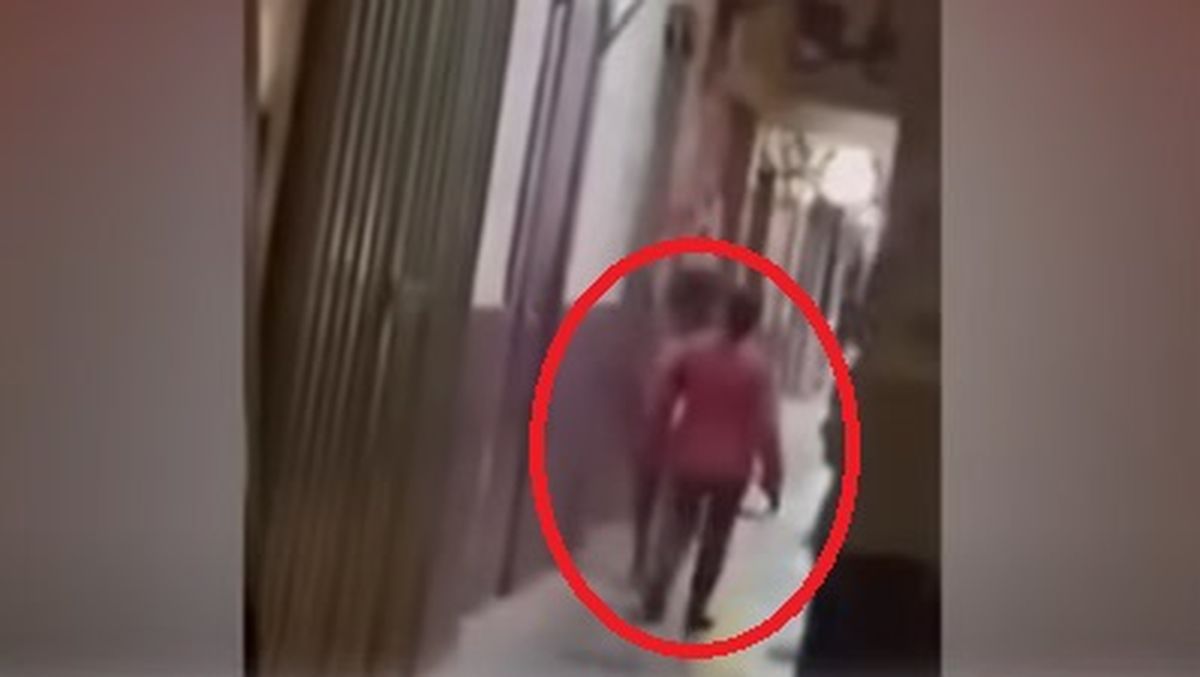 Captura de pantalla del video que registra a una madre llevándose a cintazos a su hija de un boliche.