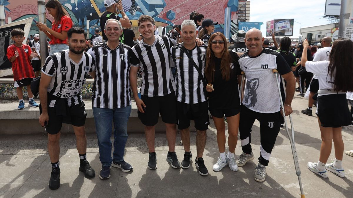Cientos de hinchas de Gimnasia y Esgrima llegaron a Buenos Aires para la gran final.