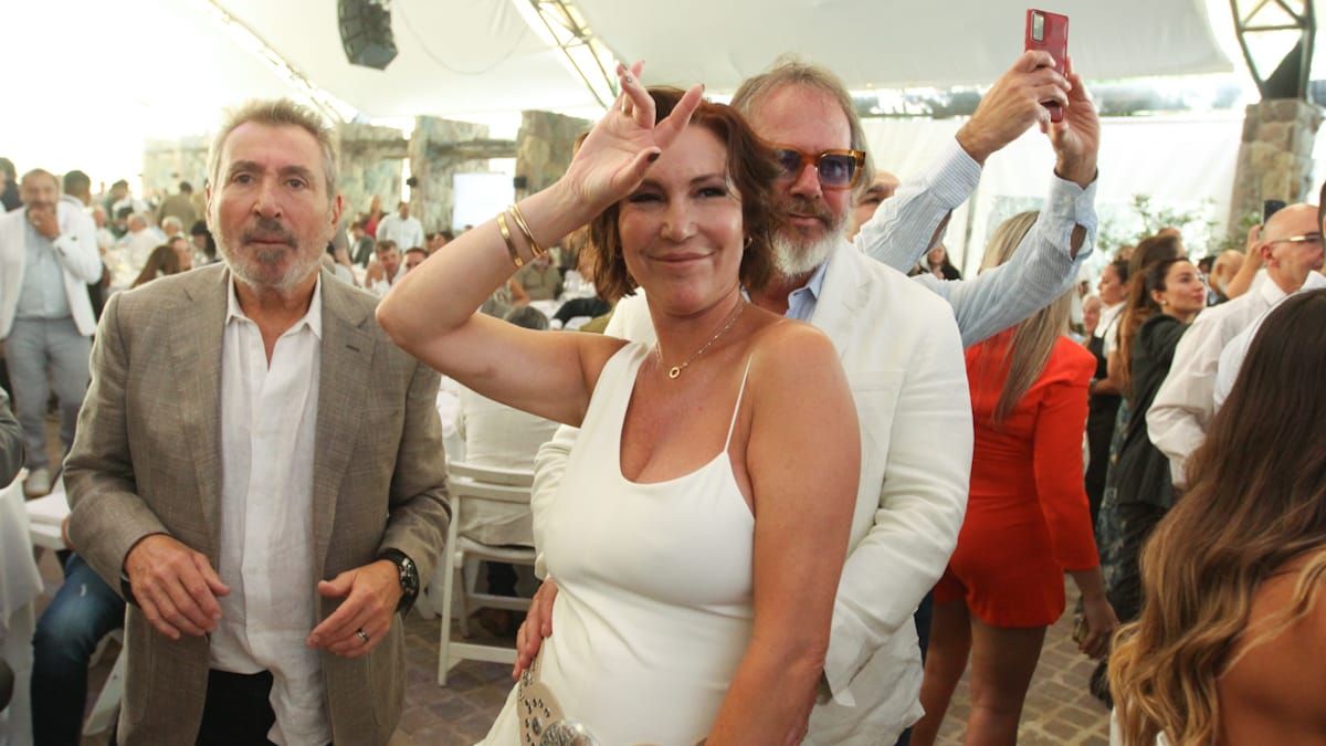 Celina Rucci y su marido, el cirujano Federico Girardi, bailaron al ritmo de Luck Ra en la Vendimia Solidaria. Celina Rucci y su marido, el cirujano Federico Girardi, bailaron al ritmo de Luck Ra en la Vendimia Solidaria.