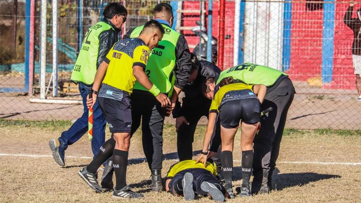 El árbitro Gonzalo Benelbaz está en el piso tras ser agredido por un jugador de Rodeo del Medio.
