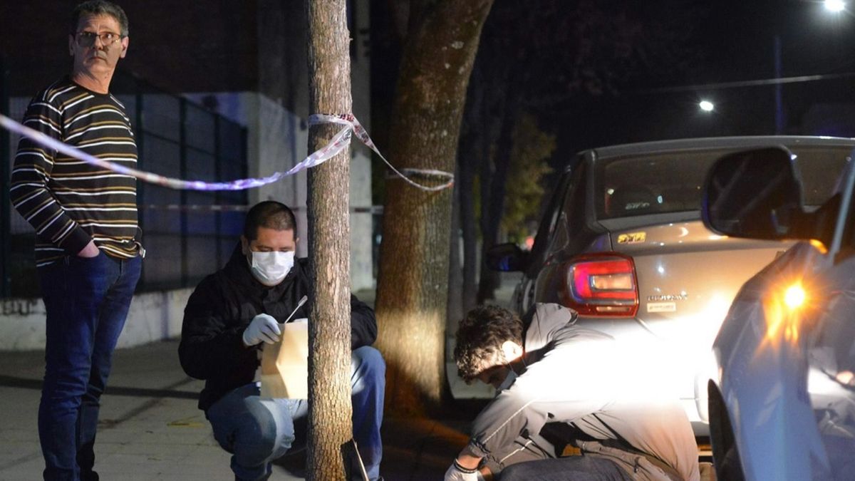 Personal de Científica realizaron las pericias luego del brutal ataque a un adolescente de 17 años que salía del colegio Personal de Científica realizaron las pericias luego del brutal ataque a un adolescente de 17 años que salía del colegio