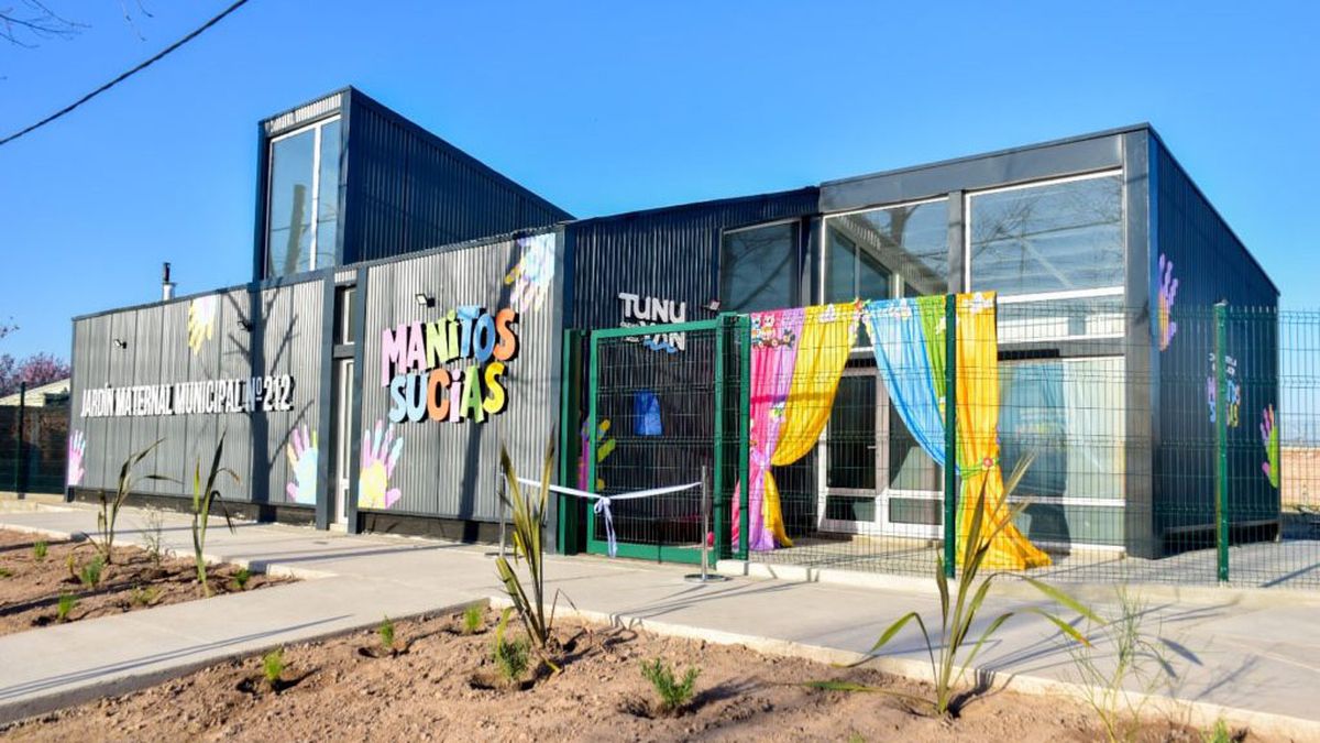 El primer jardín maternal municipal de Vista Flores fue hecho con inversión de Tunuyán y la gestión del intendente Emir Andraos. El primer jardín maternal municipal de Vista Flores fue hecho con inversión de Tunuyán y la gestión del intendente Emir Andraos.