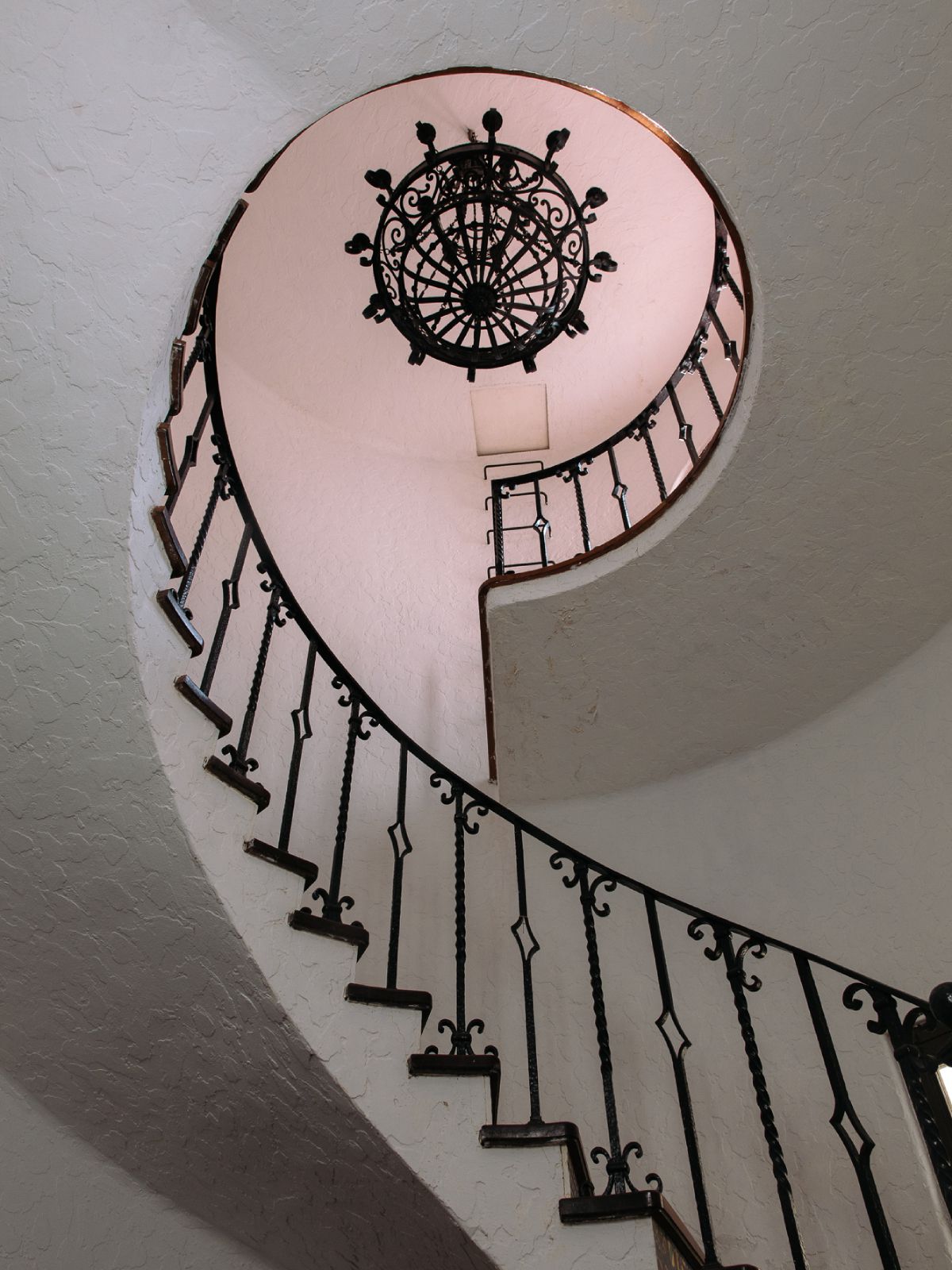 Paredes rugosas y pintadas de blanco, hierro forjado y madera, son detalles que le dan sus características originales al edificio.