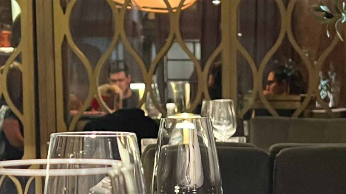 Michael Bublé cenando fue retratado por uno de los comensales. Michael Bublé cenando fue retratado por uno de los comensales.