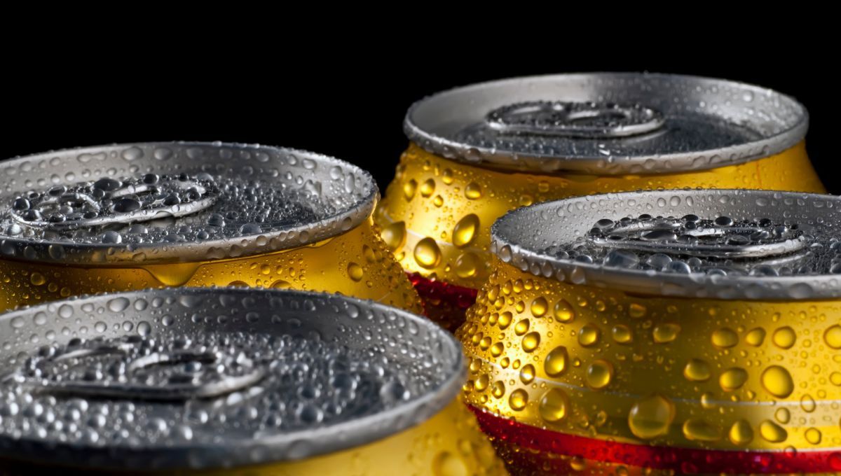 Las latas de cerveza pueden reciclarse y convertirse en hermosos servilleteros. Las latas de cerveza pueden reciclarse y convertirse en hermosos servilleteros. 