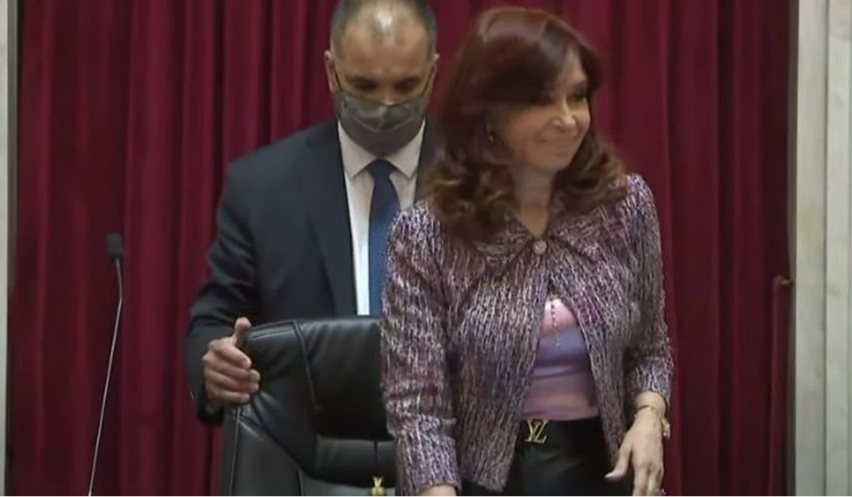 El cinturón que usó Cristina en la sesión cuesta $130.000.