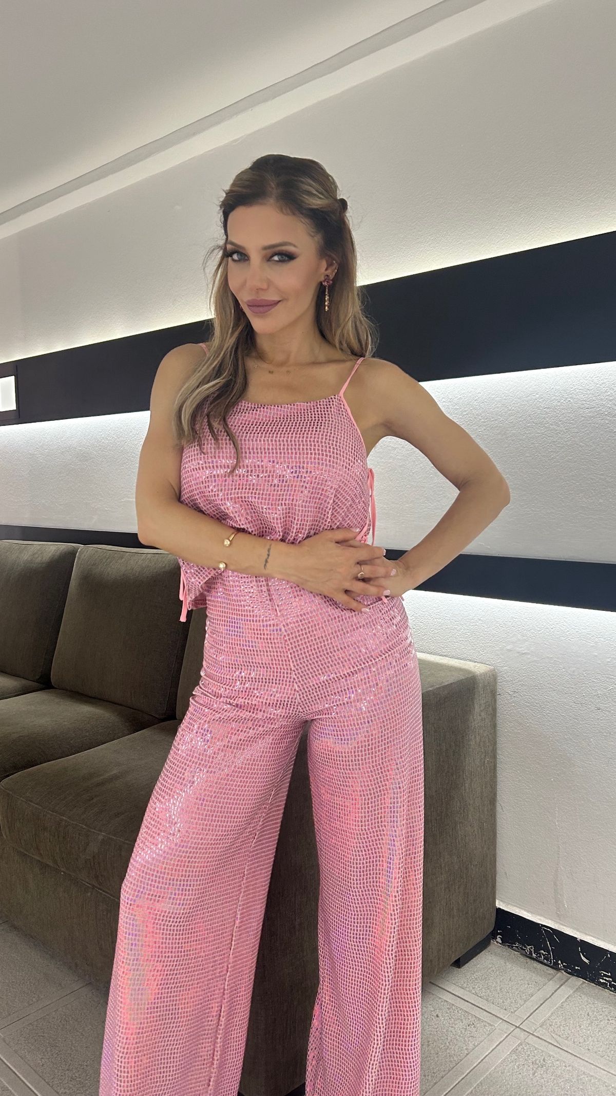 Evangelina Anderson reina del Barbiecore con su look ultra shiny. Evangelina Anderson reina del Barbiecore con su look ultra shiny.