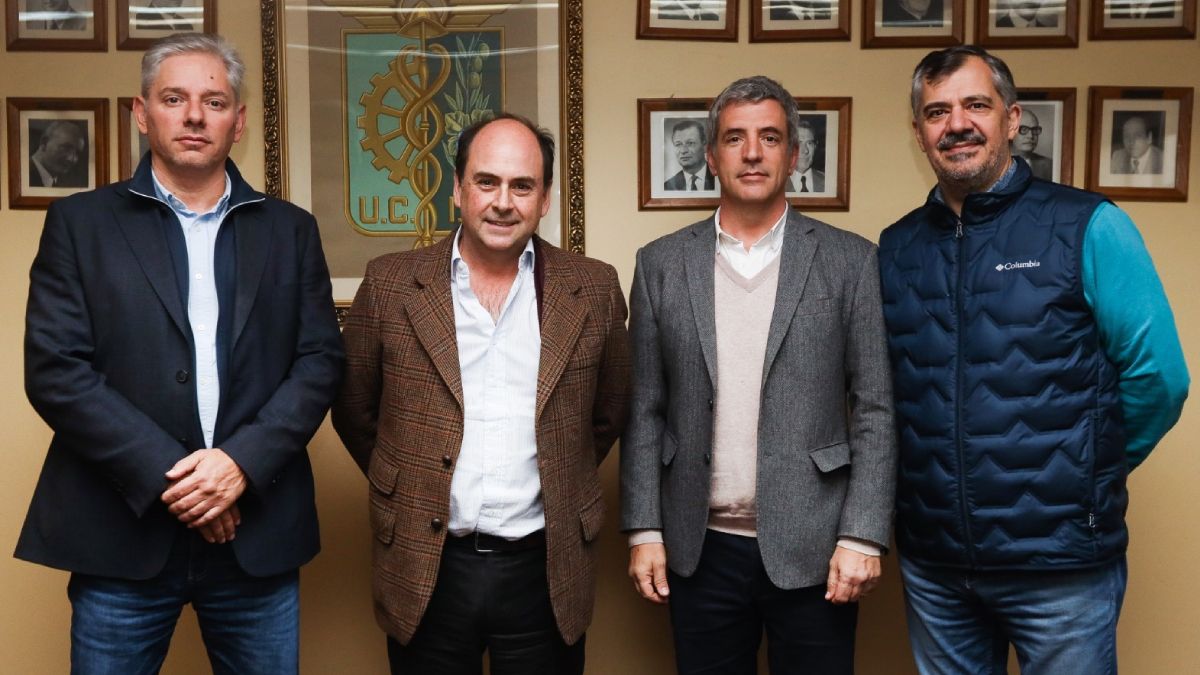 El director deMinería de la Provincia, Jerónimo Shantal; el CEO de la empresa estatal Impulsa Mendoza, Emilio Guiñazú; el presidente de la CECIM, Dalmiro Barbeito; el gerente de proyectos de Impulsa Mendoza, Raúl Robles y Gerardo Fernández, vicepresidente segundo de CECIM.