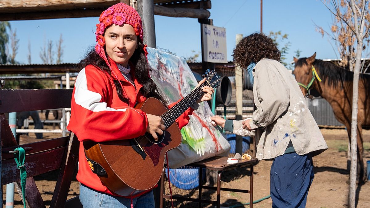 Mientras su novio pintaba, Catalina Segura cantaba en el predio de la fundación, ubicado en Coquimbito. Mientras su novio pintaba, Catalina Segura cantaba en el predio de la fundación, ubicado en Coquimbito.