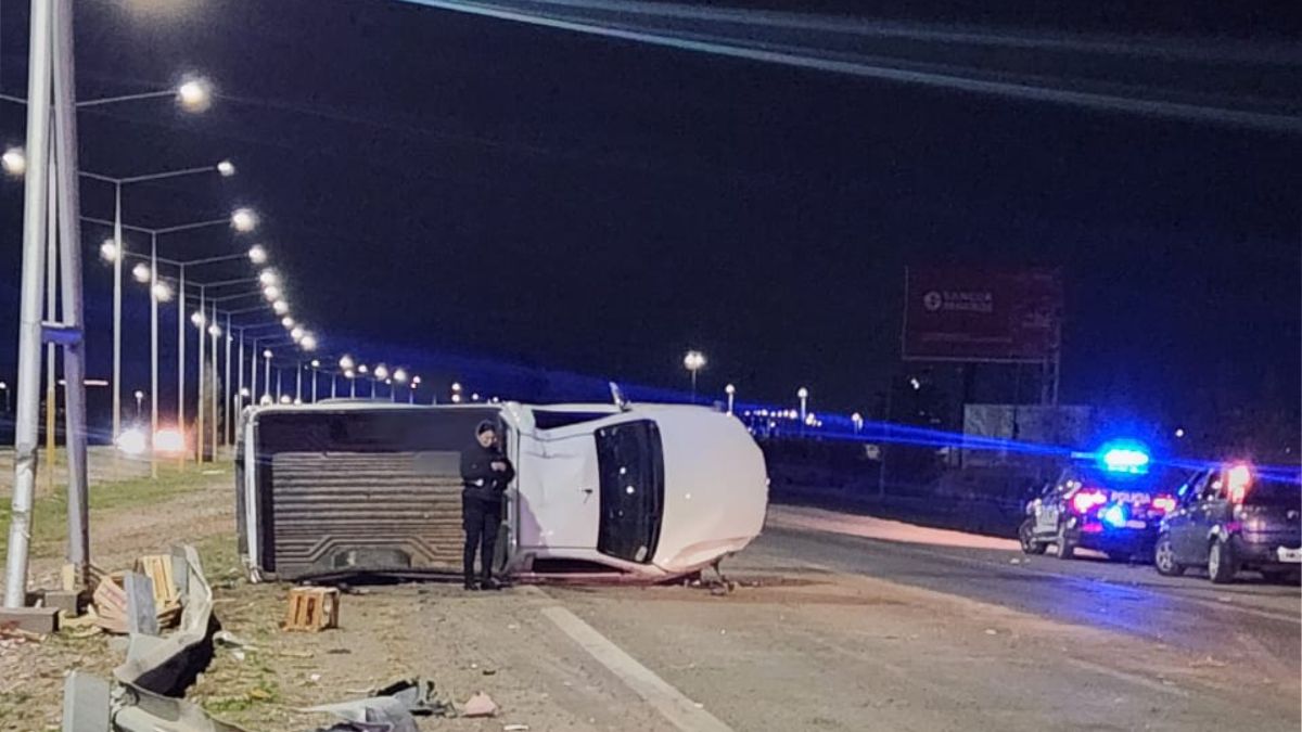 El conductor alcoholizado volcó en Acceso Sur y Araoz